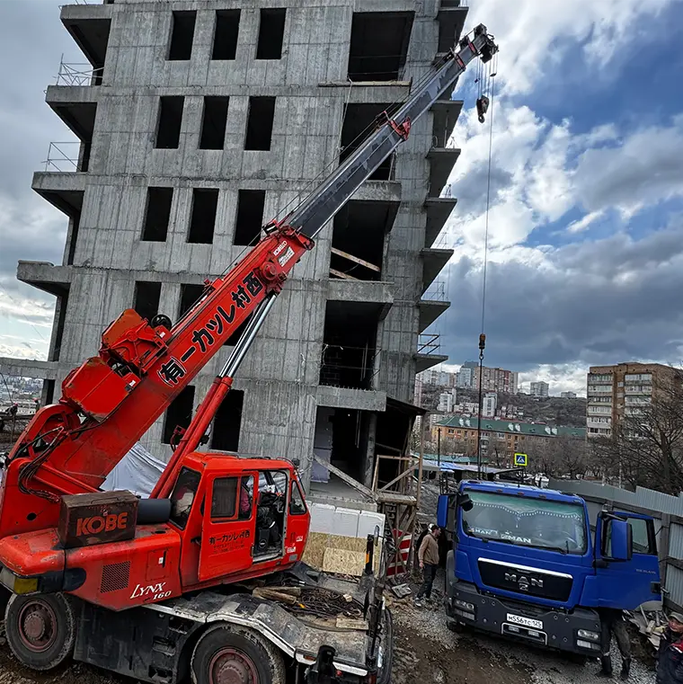 Строительная площадка Стройбилд с работающей спецтехникой